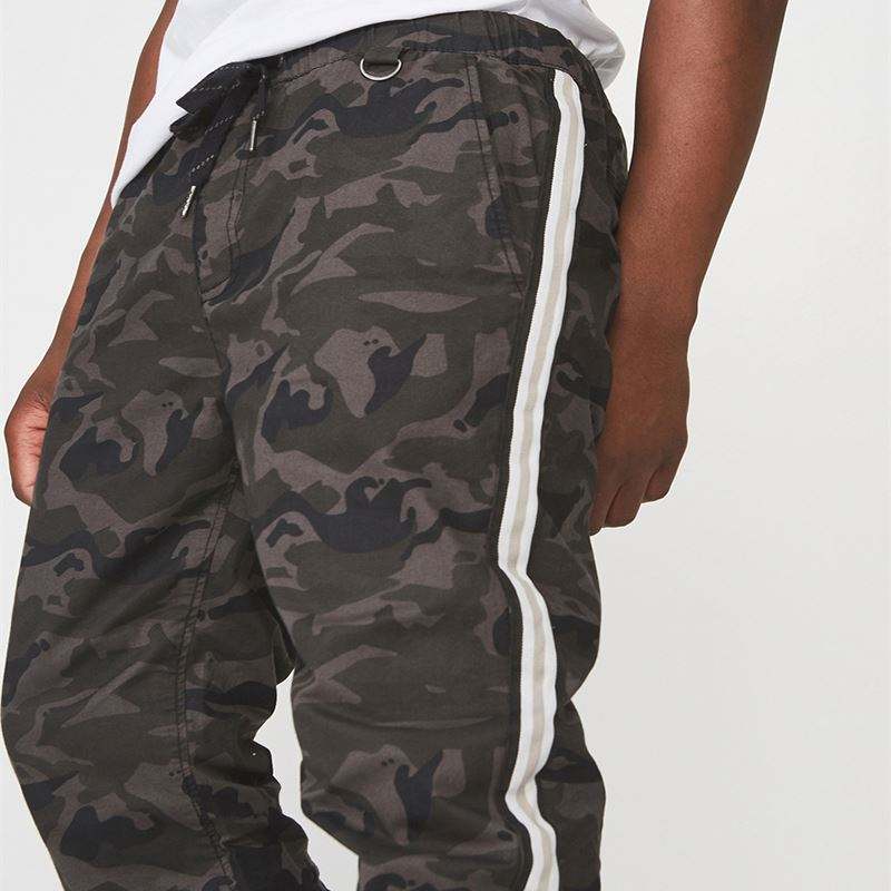 Pielāgotas apdrukas bikses ar aproces vīriešu Camo apdrukas svītrām sānos elastīgas apakšmalas kravas bikses Streetwear skrējēji