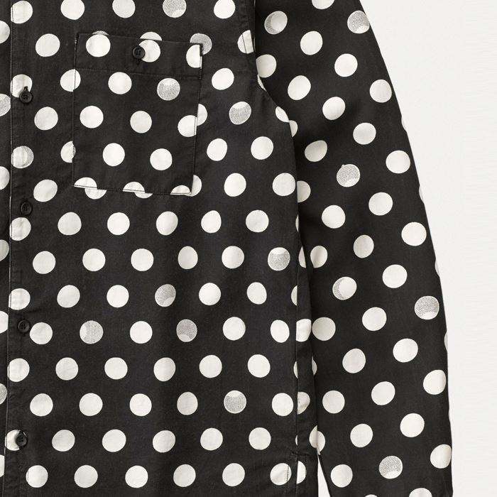 OEM gyártó új divattervező 100% poliészter fehér pontok fekete hosszú ujjú ingek férfiaknak