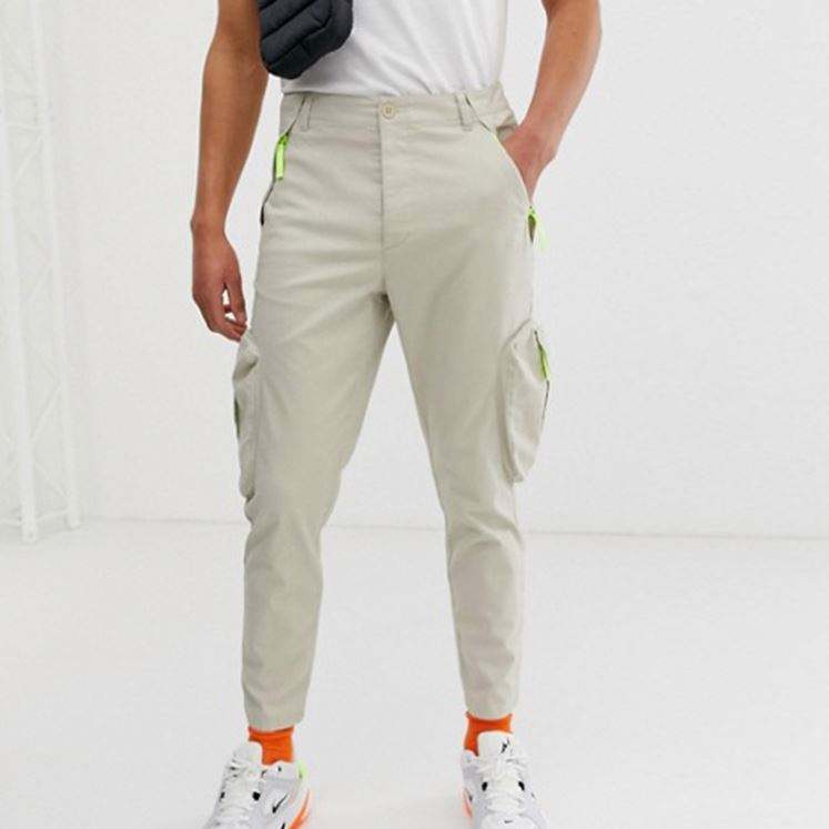 Prilagođene veleprodajne neonske sužene kargo hlače s džepovima na patentni zatvarač u bež boji