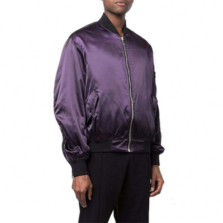 Fabricant OEM personnalis&eacute; hommes de haute qualit&eacute; mode coupe-vent &agrave; manches longues col montant fermeture &eacute;clair violet Satin Nylon Bomber veste
