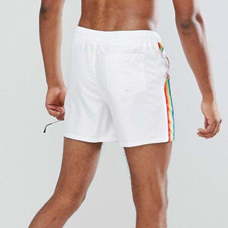 Pantalones cortos del poliéster de la cinta lateral del arco iris del traje de baño de los hombres de encargo del fabricante
