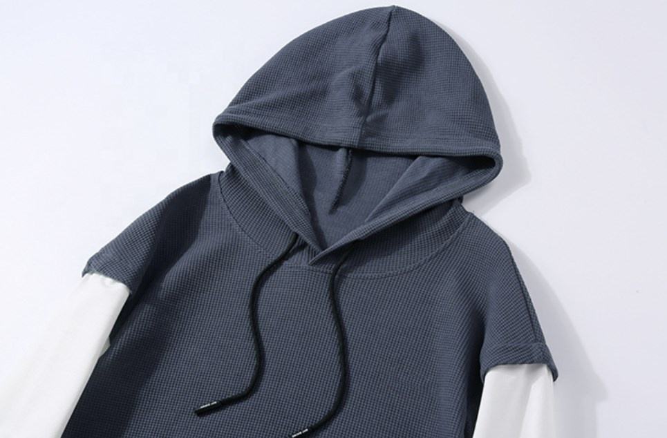 Producent OEM Męska bluza z kapturem w jednolitym kolorze, fałszywe dwa kawałki patchworkowej odzieży z długim rękawem